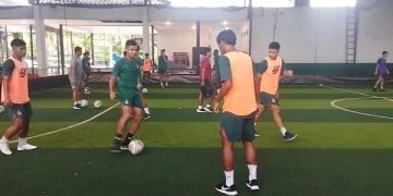 Pemain Persik Kediri berlatih di lapangan futsal. Foto: Bacaini