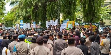 Aksi unjuk rasa mahasiswa dihadang polisi. Foto: Bacaini/A.Ulul
