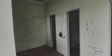 Salah satu fasilitas umum di lokasi wisata Gua Jegles yang jadi sasaran vandalisme. Foto: Ist