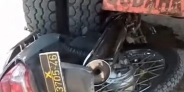 Kondisi sepeda motor polisi yang terlindas truk. Foto: IG @kediri_terkini