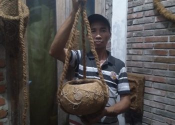 Pasutri di Mojokerto Hasilkan Cuan Dari Sabut Kelapa