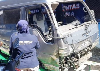 Mobil Rombongan Peziarah Dilempari Batu di Trenggalek