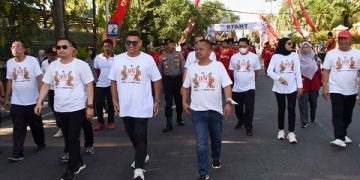 Wali Kota Kediri, Abdullah Abu Bakar ikut jalan sehat HPN ke-77. Foto: Ist