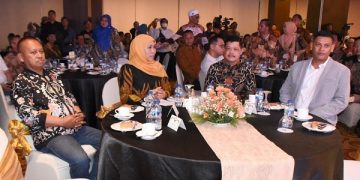 Gubernur Khofifah dan Wali Kota Kediri pada malam resepsi HPN ke-77. Foto: Ist