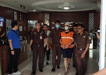 Pakai Baju Tahanan, Ferry Irawan Tiba di Kejari Kota Kediri