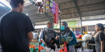 Tim gabungan saat melakukan sidak bahan pangan di pasar. Foto: Ist
