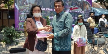 Ferry Djatmiko menyerahkan bantuan kepada salah satu korban kebakaran. Foto: Ist