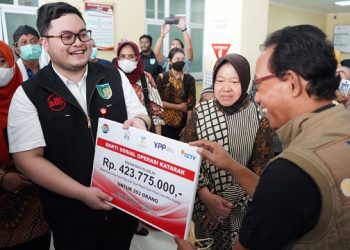 Mas Dhito dan Mensos Risma Tinjau Layanan Operasi Katarak Gratis
