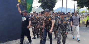 Massa aksi dari GP Ansor dan Banser Tulungagung di Mapolres Trenggalek. Foto: Bacaini/Aby