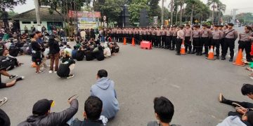 Polisi menghadang suporter Persebaya yang akan menuju Stadion Brawijaya Kediri. Foto: Bacaini