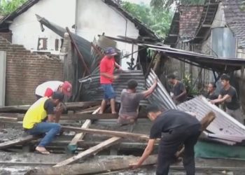 Hujan Es Disertai Angin Kencang Sapu Puluhan Rumah Warga di Jombang