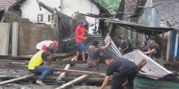 Kondisi salah satu bangunan yang terdampak hujan es disertai angin kencang. Foto: Bacaini/Syailendra