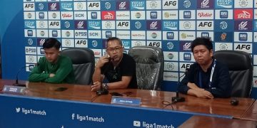 Aji Santoso (tengah) pada sesi post match press conference di Stadion Brawijaya Kediri. Foto: Bacaini/Novira
