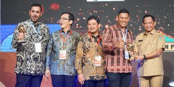 Wali Kota Kediri, Abdullah Abu Bakar Capaian ini berbuah saat menerima penghargaan UHC Award 2023. Foto: Ist