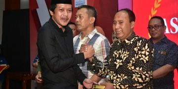 Wakil Bupati Trenggalek menyerahkan penghargaan bagi salah satu pemenang ASN Idol. Foto: Ist