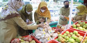 DKPP melakukan pengawasan komoditas PSAT di swalayan Kota Kediri. Foto: Ist
