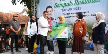 Wali Kota Kediri serahkan penghargaan dalam rangka peringatan Hari Peduli Sampah Nasional. Foto: Ist