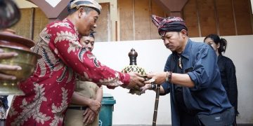 Ketua DK4, Imam Mubarok menerima salah satu air dari 7 mata air untuk prosesi hari jadi. Foto: Ist
