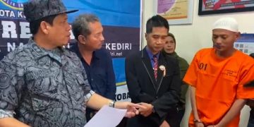Eko Harmawan (baju oranye) pengedar sabu yang ditahan BNN Kota Kediri. Foto: Bacaini/AK.Jatmiko