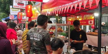 Street food ala Korea di Pasar Takjil Dadakan Jalan Jaksa Agung Suprapto. Foto: Bacaini/AK.Jatmiko