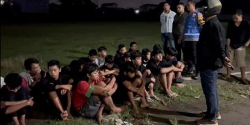Puluhan remaja yang berhasil diamankan usai terlibat perang sarung. Foto: Bacaini/AK.Jatmiko
