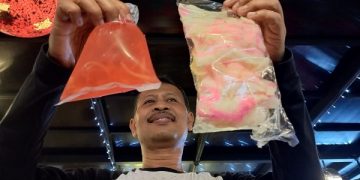 Dua takjil yang mengandung Rhodamin B. Foto: Bacaini/Setiawan