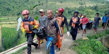 Proses evakuasi jasad korban APS. Foto: Bacaini/Asep Bahar