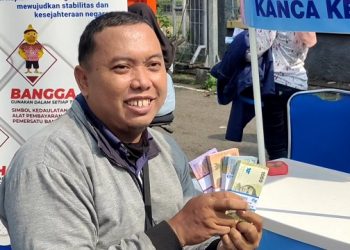 Hari Pertama Penukaran Uang Baru di Kediri Diserbu Warga