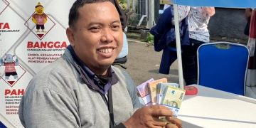 Salajh satu warga penukar uang baru di GOR Joyoboyo Kota Kediri. Foto: Bacaini/AK.Jatmiko