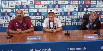 Gading Marten (tengah) saat press conference di Stadion Brawijaya Kediri. Foto: Bacaini/Novira