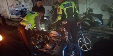 Polisi mengamankan sepeda motor berknalpot brong saat patroli malam. Foto: Humas Polres Nganjuk