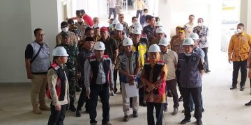 Gubernur Khofifah di Pasar Induk Among Tani Kota Batu. Foto: Bacaini/A.Ulul
