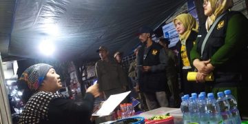 Sidak pedagang pecel di Jalan Dhoho Kota Kediri. Foto: Ist
