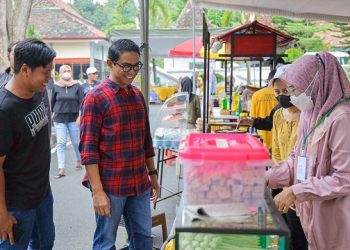 Kepala Disbudparpora Kota Kediri di salah satu stand Bazar Ramadhan Selomangleng. Foto: Ist