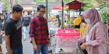 Kepala Disbudparpora Kota Kediri di salah satu stand Bazar Ramadhan Selomangleng. Foto: Ist
