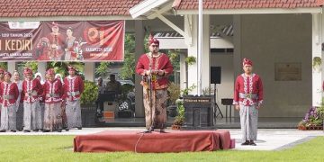 Mas Dhito saat apel Hari Jadi Kabupaten Kediri di lapangan Pemkab Kediri. Foto: Ist