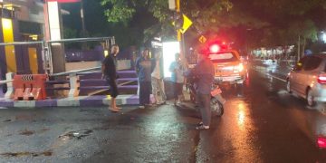 Anggota BPBD Kota kediri di lokasi kejadian. Foto: Bacaini/AK.Jatmiko