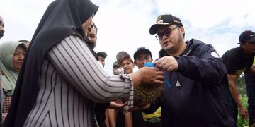 Mas Dhito membagikan durian kepada warga. Foto: Ist