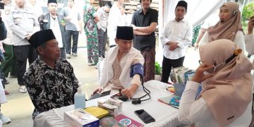 Bupati Trenggalek mendatangi salah satu pelayanan di lokasi Safari Ramadan. Foto: Bacaini/Aby