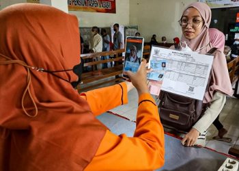 Penerima bantuan di Kantor Pos Kota Kediri. Foto: Ist
