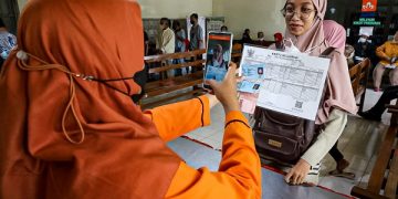 Penerima bantuan di Kantor Pos Kota Kediri. Foto: Ist