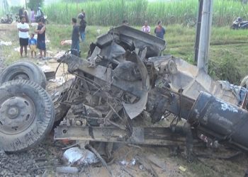 Mogok di Perlintasan, Truk Gandeng Tersambar KA Eksekutif