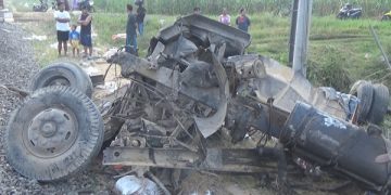 Kondisi bodi truk yang hancur usai dihantam kereta api. Foto: Bacaini/Syailendra