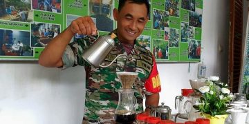 Serka Heri menyeduh kopi hasil budidayanya bersama warga Desa Taji. Foto: Ist