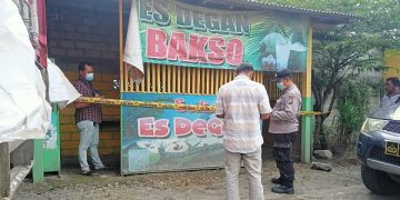 Warung kosong yang menjadi TKP penemuan jasad bayi dipasang garis polisi. Foto: Ist