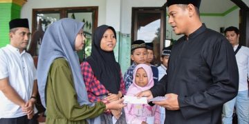 Wali Kota Kediri memberikan santunan kepada anak yatim di Masjid Al-Masyhur. Foto: Ist