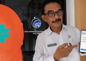 Kepala Dinas Kominfo Kota Kediri, Apip Permana menunjukkan aplikasi SATUSEHAT Mobile. Foto: Ist