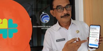 Kepala Dinas Kominfo Kota Kediri, Apip Permana menunjukkan aplikasi SATUSEHAT Mobile. Foto: Ist