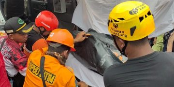 Proses evakuasi jenazah M Alfian, bocah hanyut di sungai Jalan Kapten Tendean. Foto: Bacaini/AK.Jatmiko