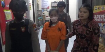 WR berbaju tahanan menjalani proses hukum di Mapolres Trenggalek. Foto: Bacaini/Aby